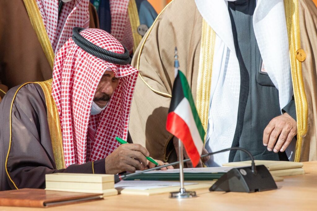 أمير الكويت وهو يوقع على البيان الختامي للقمة الخليجية 41