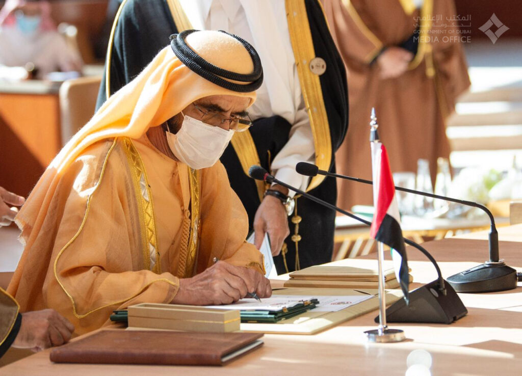 الشيخ محمد بن راشد خلال التوقيع على بيان العلا في القمة الخليجية