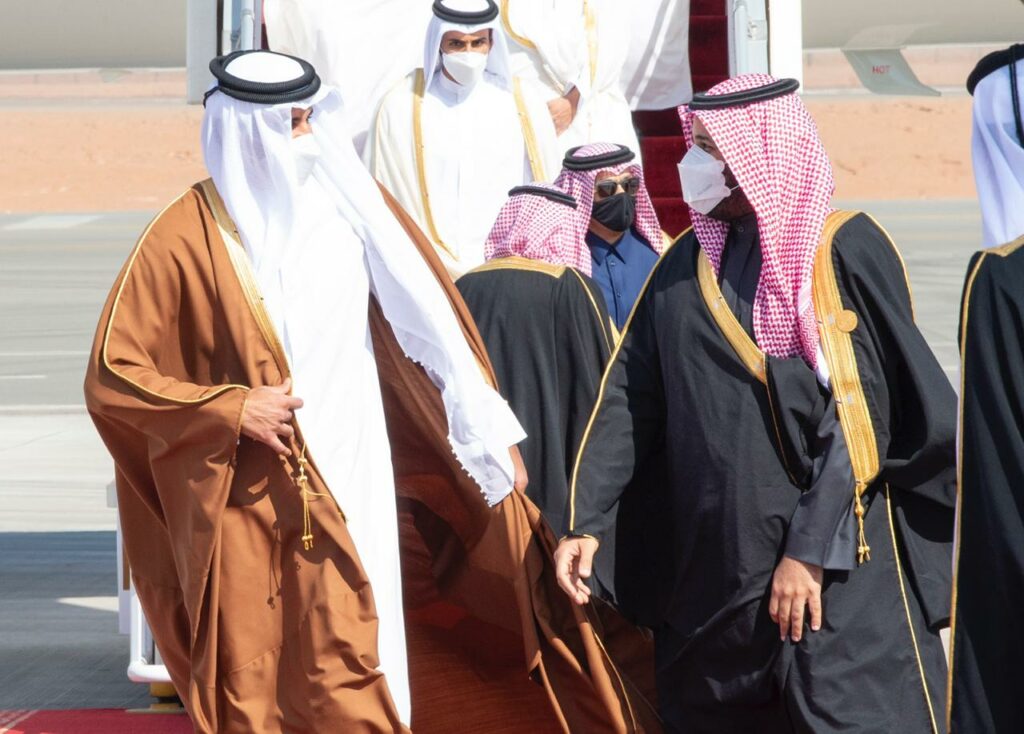 لحظة استقبال ولي العهد السعودي لأمير قطر