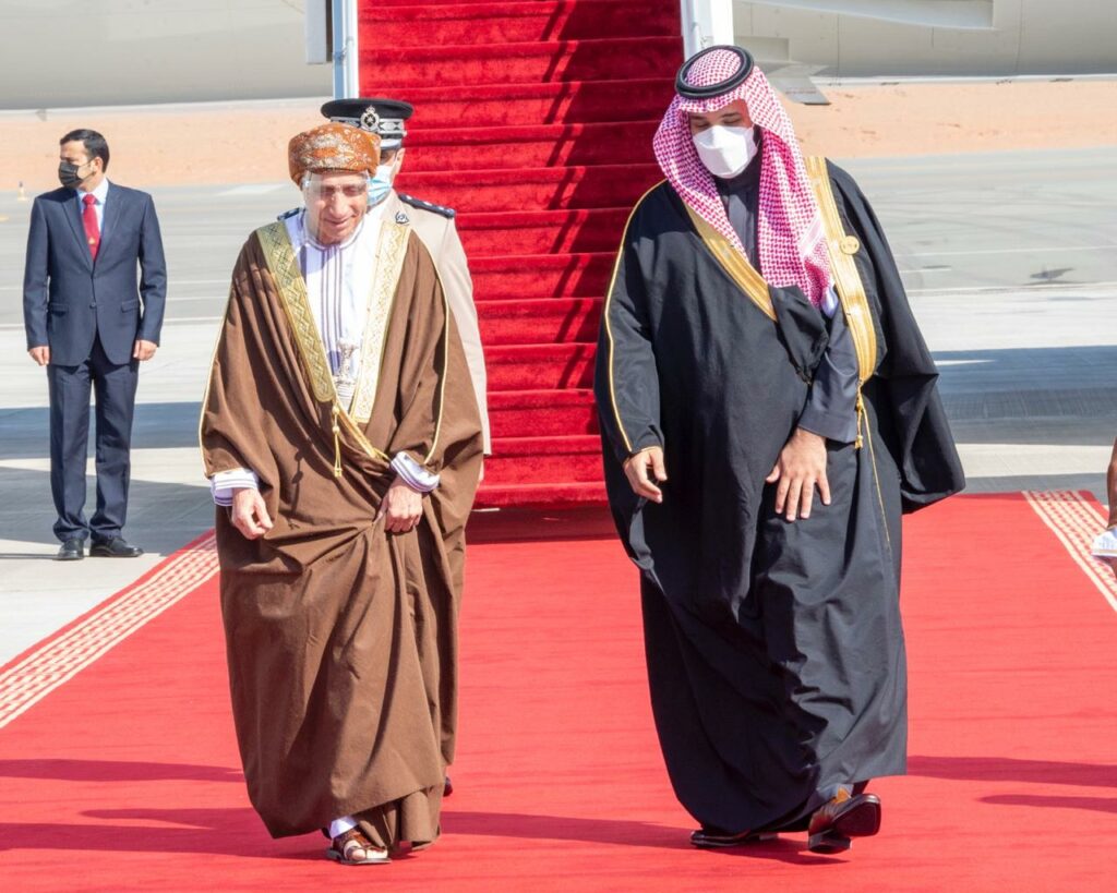 لحظة استقبال ولي العهد السعودي لنائب رئيس مجلس الوزراء العماني