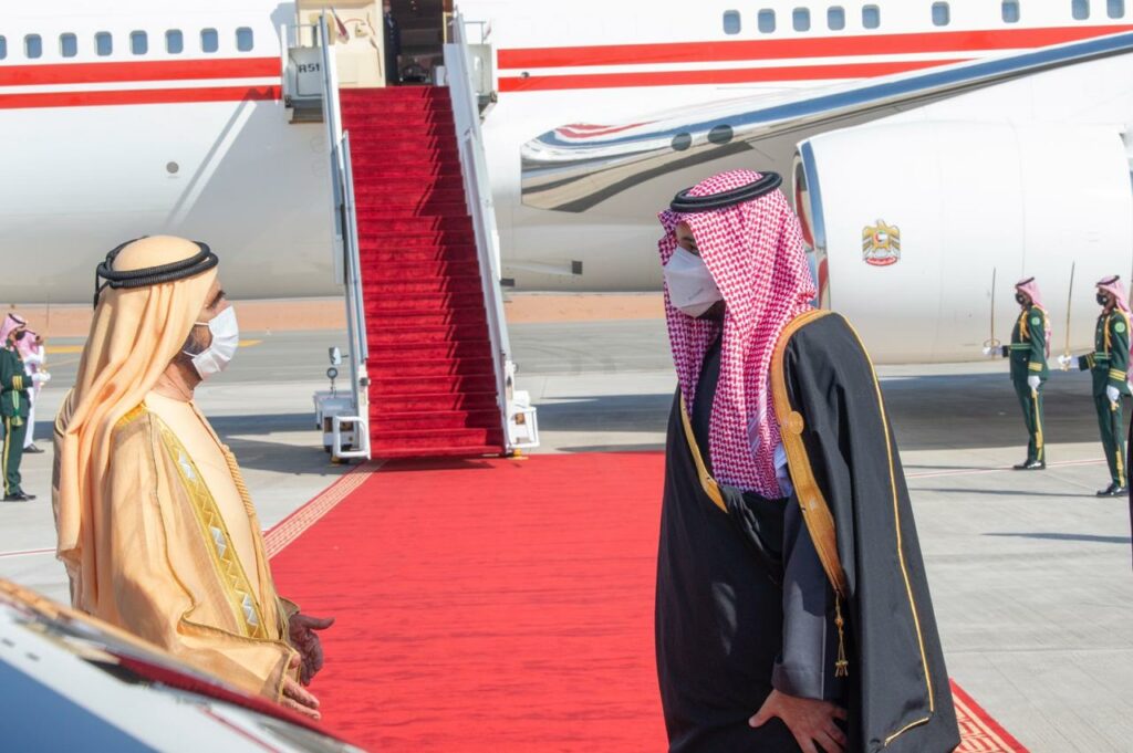 ولي العهد السعودي يستقبل الشيخ محمد بن راشد في مطار العلا