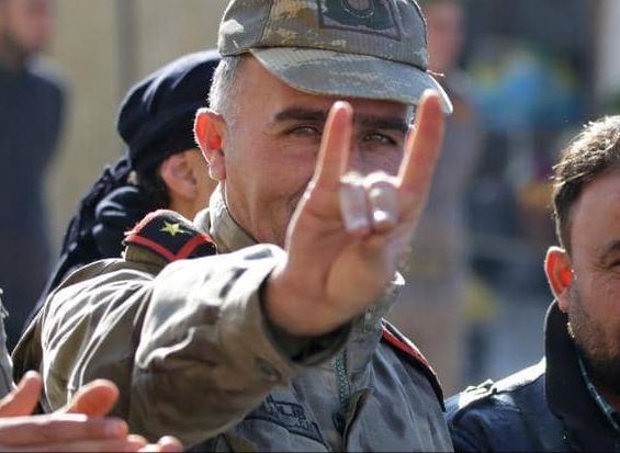 ضابط تركي يلوح بعلامة الذئاب الرمادية بيديه