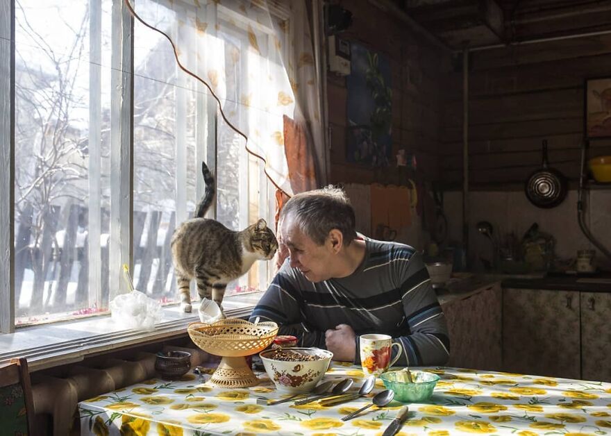 Photographer Alexey Vasiliev shows the daily life of Russias coldest region 603755295bcff 880