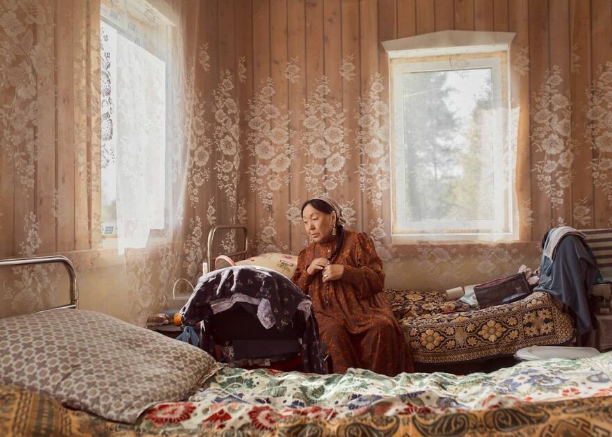 Photographer Alexey Vasiliev shows the daily life of Russias coldest region 6037555ce182a 880