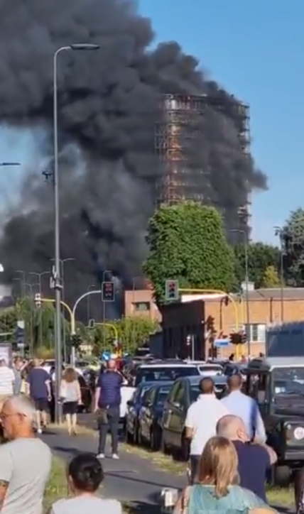 404266 مبنى 20 طابق يحترق فى ميلانو
