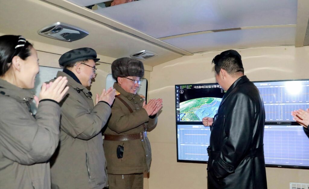 photo diffusee 12 janvier agence coreenne KCNA montre leader coreen Kim Jong droite supervisant presente comme essai missile hypersonique 0