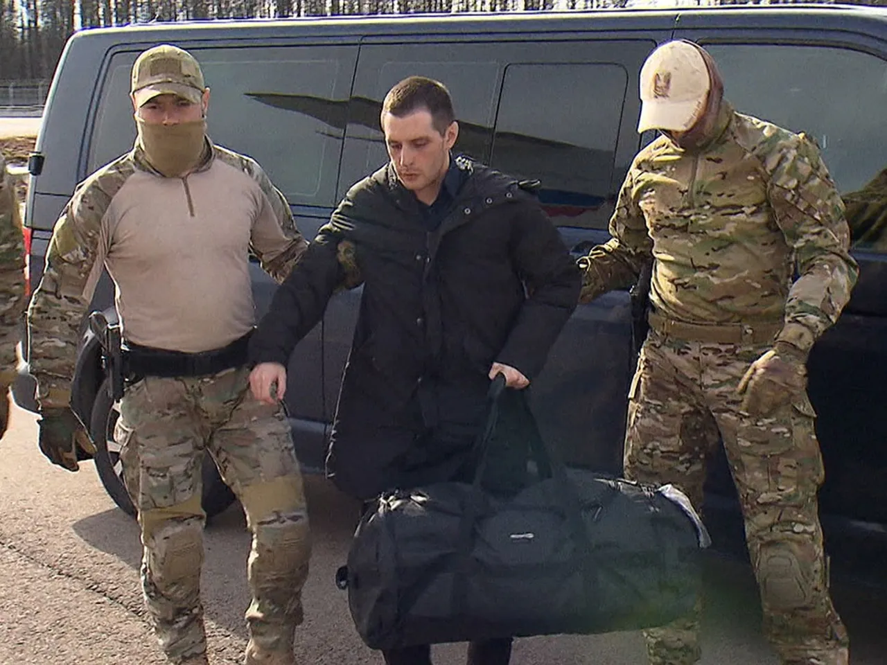 بالفيديو: مشهد حقيقي وكأنّه فلم بوليسي..تبادل سجينين أمريكي وروسي في مطار تركي