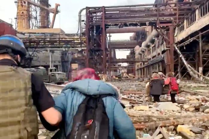 إجلاء مدنيين من مصنع آزوفيستال