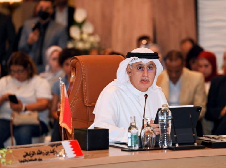 زايد بن راشد الزياني وزير الصناعة والتجارة في مملكة البحرين