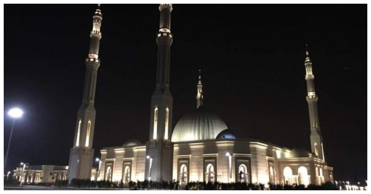 مسجد الفتاح العليم ليلًا