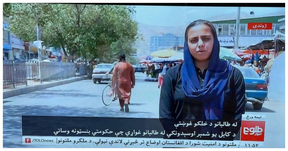 إحدى المذيعات الأفغان ترتدي الحجاب