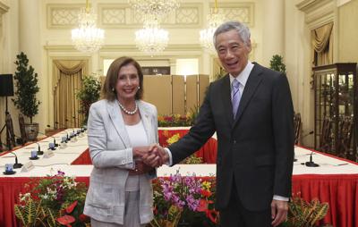 بيلوسي ورئيس وزراء سنغافورة