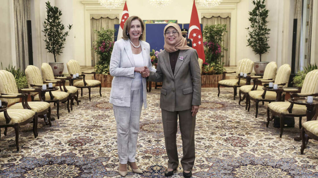 بيلوسي ورئيسة سنغافورة