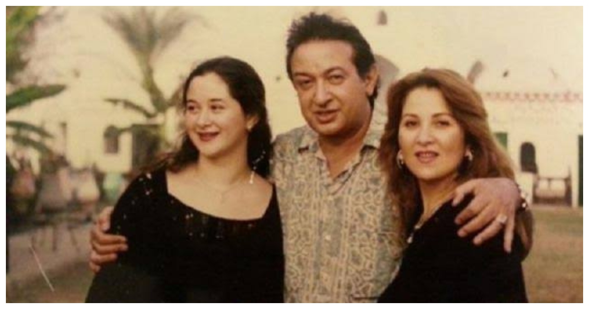 صورة تجمع نور الشريف بزوجته بوسي وابنته مي