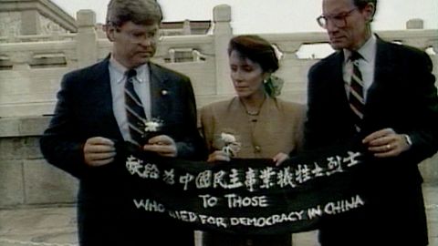 نانسي بيلوسي تثير غضب حكومة الصين قبل 30 عاما
