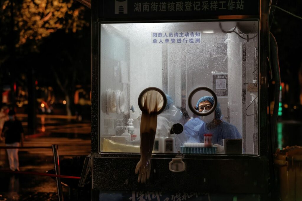 عاملة صحية في كشك اختبار كوفيد بشارع في شنجهاي الشهر الفائت