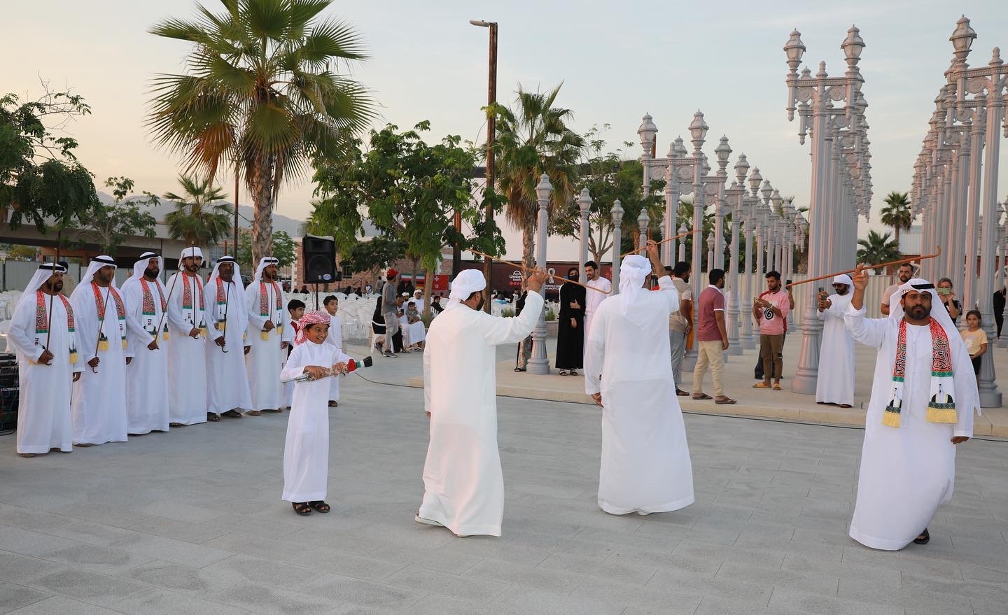 عرض جوي لفرسان الإمارات في سماء الفجيرة احتفالًا بعيد الاتحاد الـ51.