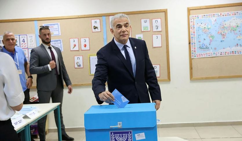 رئيس الوزراء الإسرائيلي المؤقت يائير لابيد يدلي بصوته في تل أبيب مصدر الصور صحيفة هآرتس