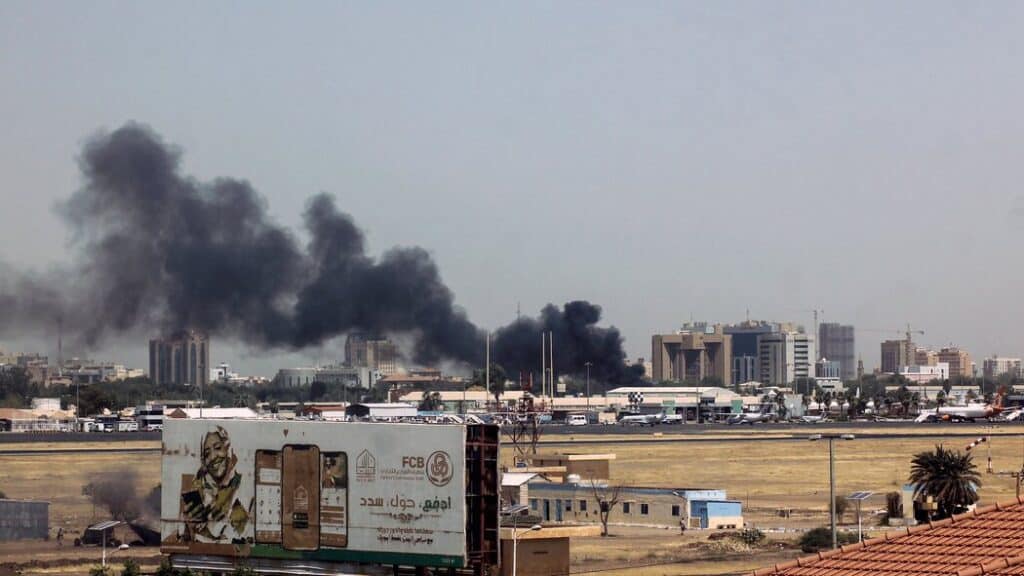 أعمدة الدخان تغطي سماء السودان إثر اشتباكات بين الجيش السوداني وقوات الدعم السريع