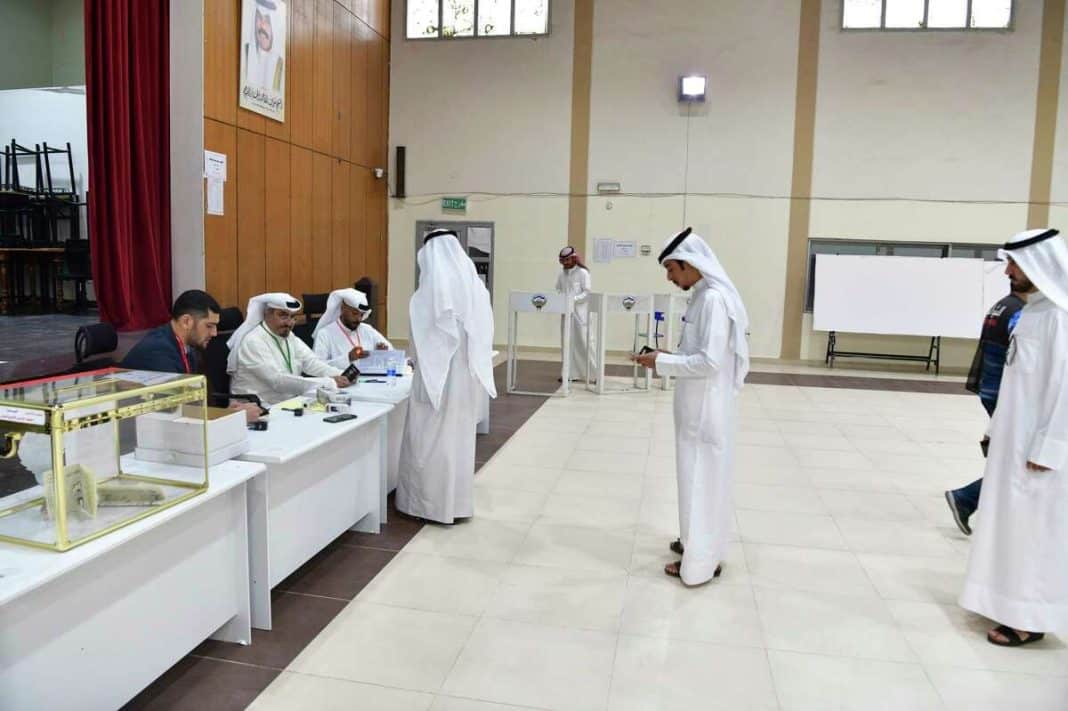 الكويتيون ينتخبون البرلمان الجديد على أمل إنهاء حالة الانقسام .. وتفاؤل بمشاركة جيدة