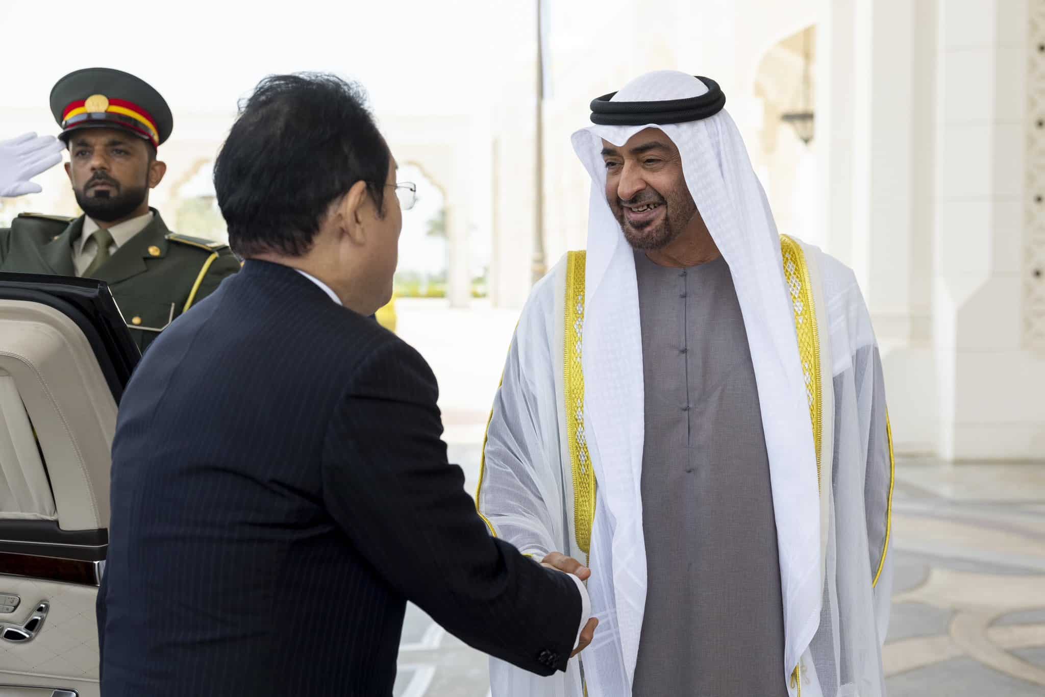 استقبال الشيخ محمد بن زايد لرئيس الوزراء الياباني