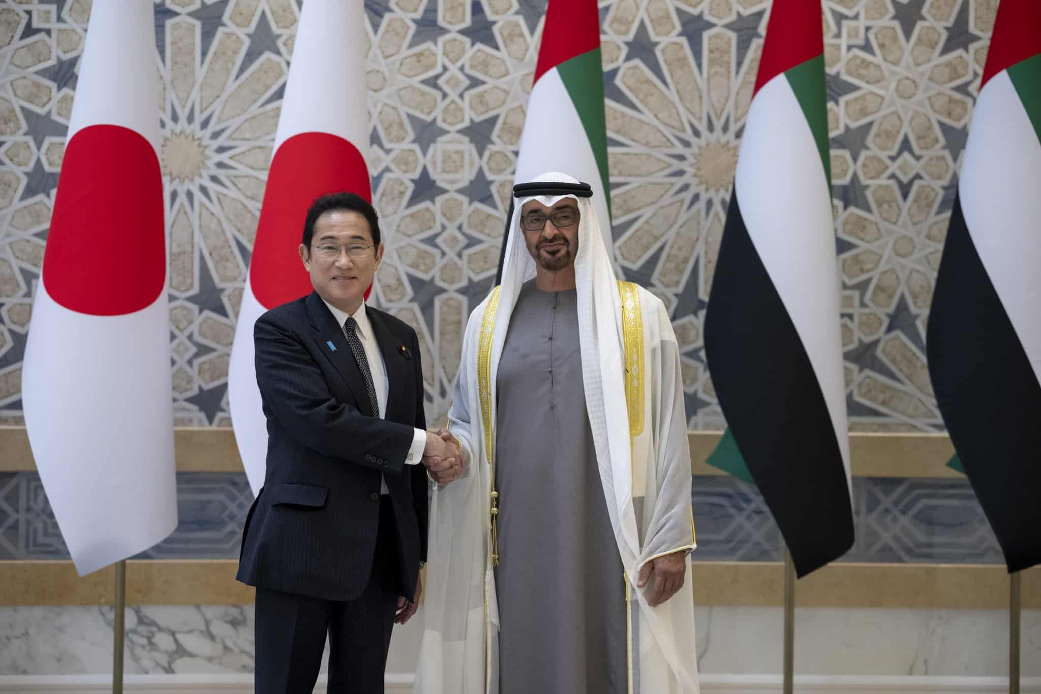 استقبال الشيخ محمد بن زايد لرئيس وزراء اليابان