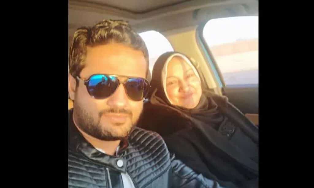 الممثل الراحل أحمد قنديل مع والدته 