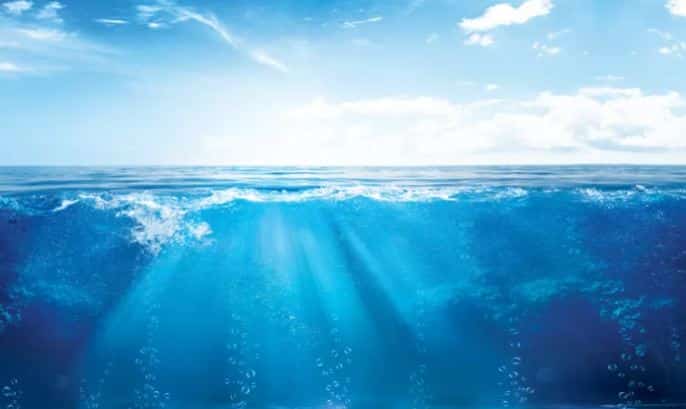 اسباب تغير لون مياه المحيطات