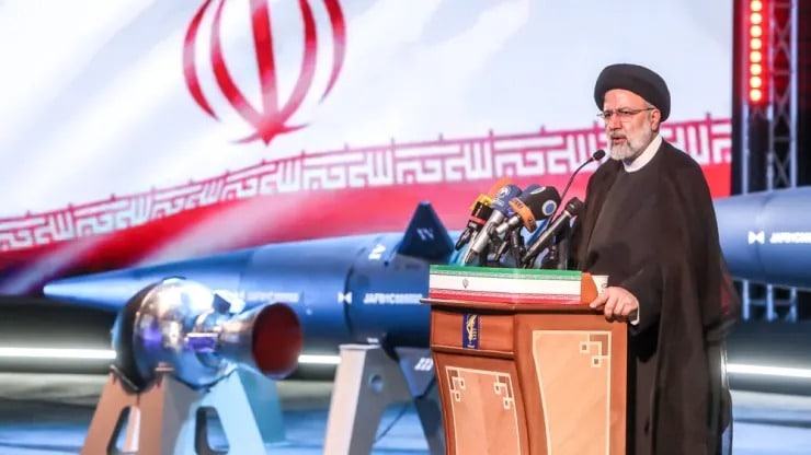 الرئيس الإيراني، إبراهيم رئيسي، يستعرض قدرات بلاده العسكرية