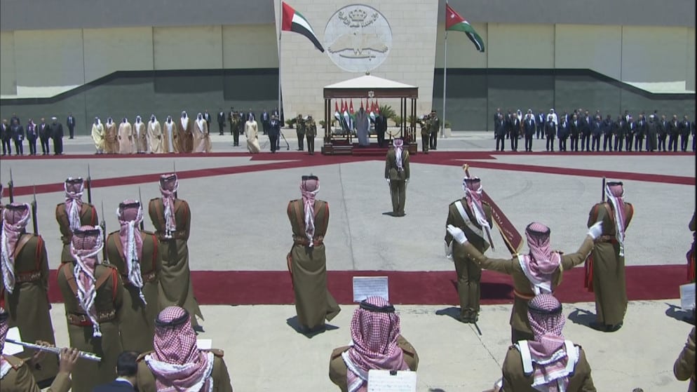 رئيس الإمارات يصل الأردن .. والملك عبد الله الثاني في مقدمة مستقبليه
