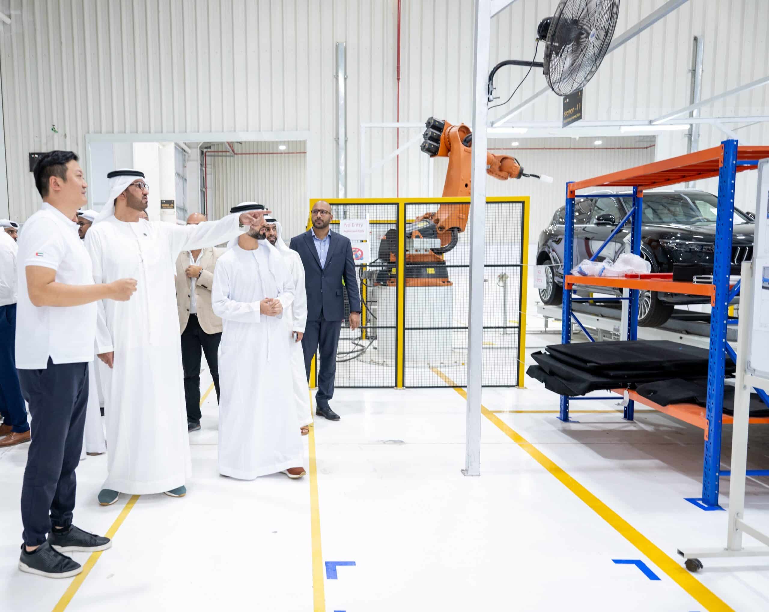 وزير الصناعة يفتتح مصنع "ستاندرد تيرف" ويزور منشأة تصنيع سيارة "ربدان" الإماراتية الرائدة.