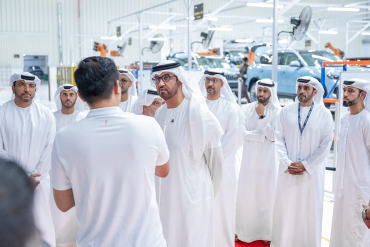 سلطان الجابر يفتتح مصنعًا للسجاد ويزور منشأة تصنيع سيارة «ربدان» الإماراتية