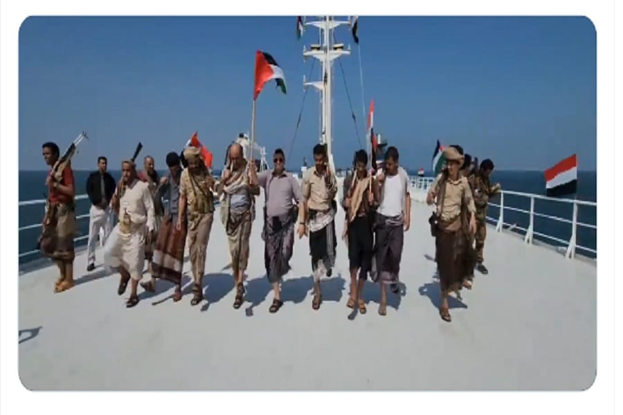 الحوثيين يرقصون على متن السفينة المخطوفة