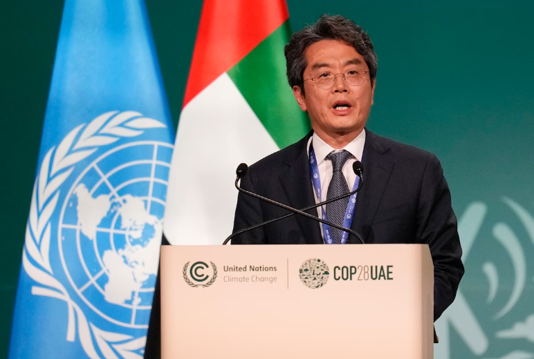 المبعوث الخاص لكوريا الجنوبية هونغ سيك تشو يتحدث في قمة المناخ للأمم المتحدة COP28 في دبي